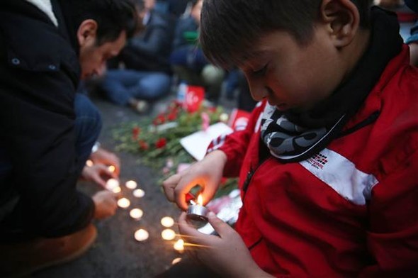 Türkiye şehitlerine ağlıyor 19