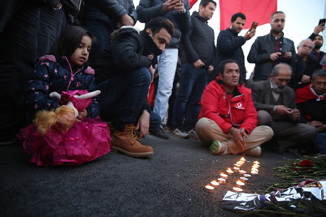 Türkiye şehitlerine ağlıyor 45