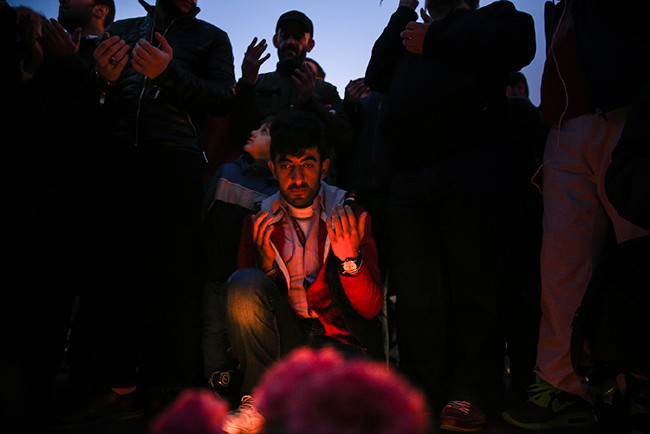 Türkiye şehitlerine ağlıyor 48