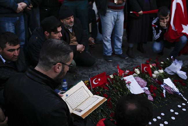 Türkiye şehitlerine ağlıyor 49