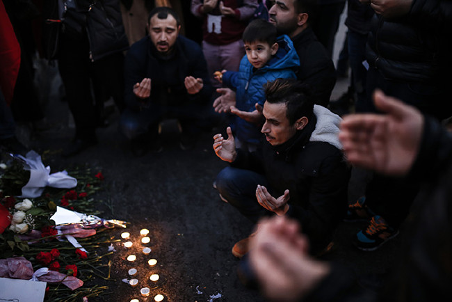 Türkiye şehitlerine ağlıyor 50