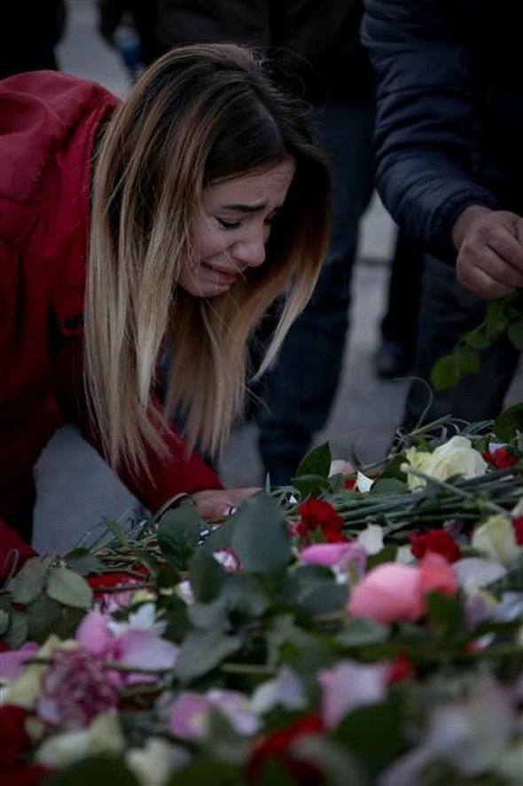 Türkiye şehitlerine ağlıyor 20