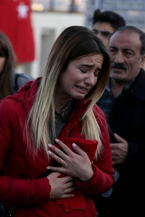 Türkiye şehitlerine ağlıyor 21