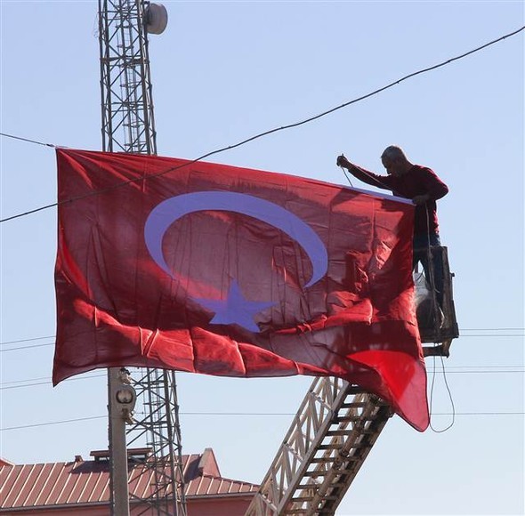 Türkiye şehitlerine ağlıyor 24