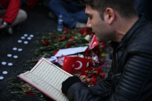 Türkiye şehitlerine ağlıyor 27