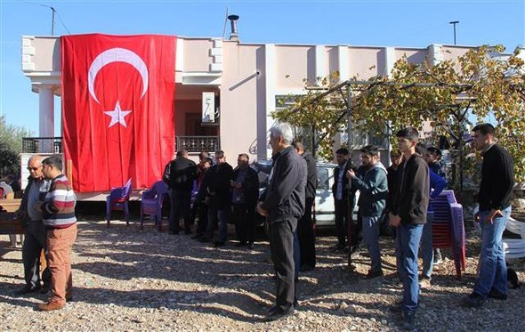 Türkiye şehitlerine ağlıyor 28