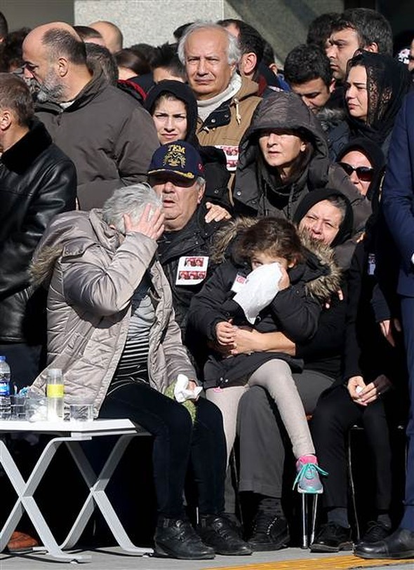 Türkiye şehitlerine ağlıyor 40