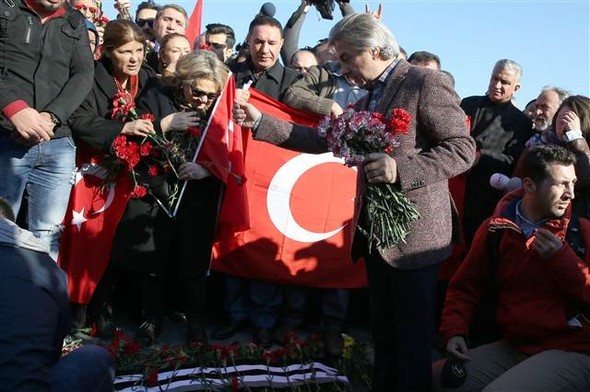 Türkiye şehitlerine ağlıyor 41