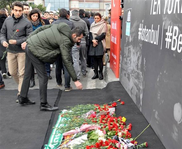 Türkiye şehitlerine ağlıyor 6