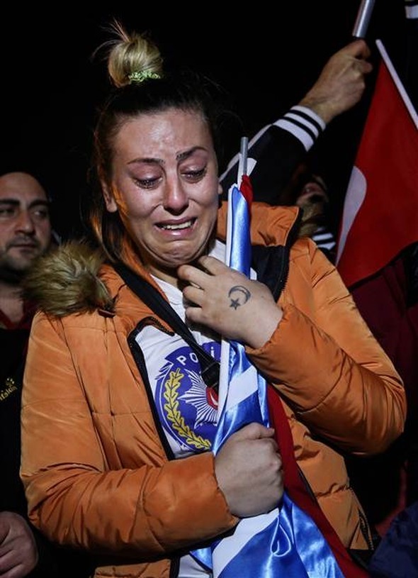 Türkiye şehitlerine ağlıyor 9