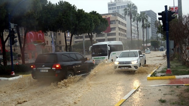 Fırtına tüm yurtta felakete neden oldu 17