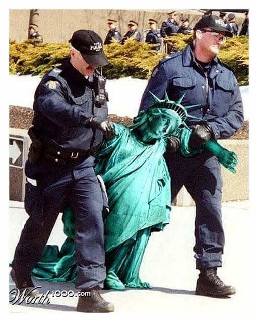 Özgürlük Anıtı kan ağılıyor 4