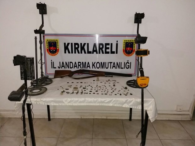 Yatağının altından tarihi eser fışkırdı 11