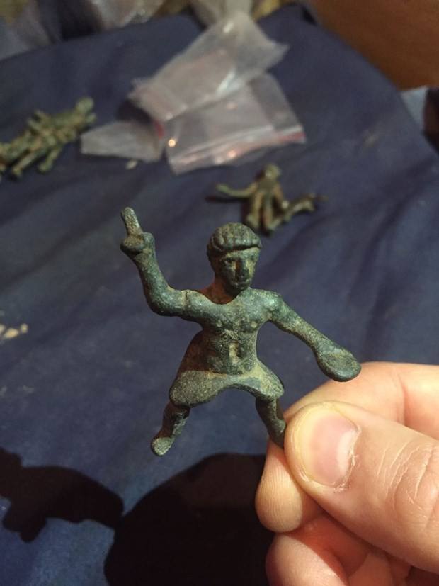 Yatağının altından tarihi eser fışkırdı 2