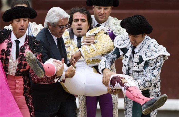 Matadorun gözünü böyle çıkardı 13