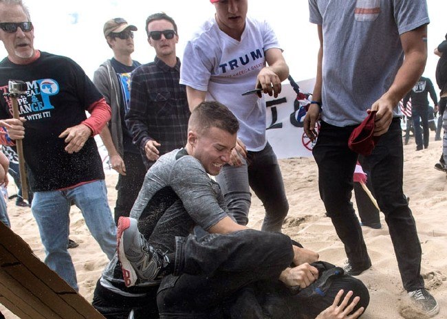 Gülerek linç ettiler 3