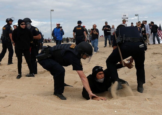 Gülerek linç ettiler 6