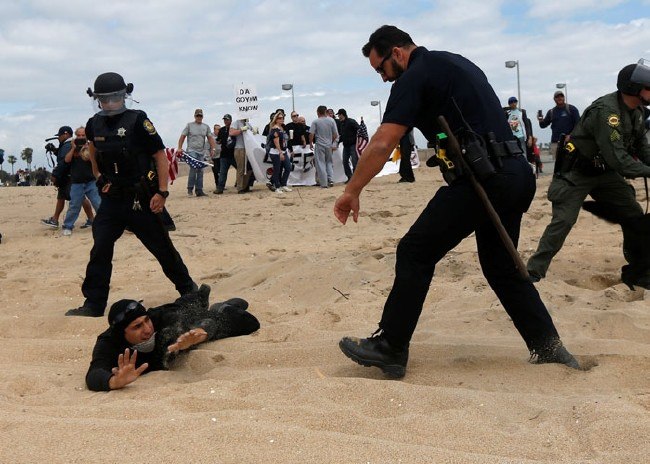 Gülerek linç ettiler 7