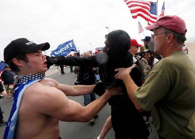 Gülerek linç ettiler 8