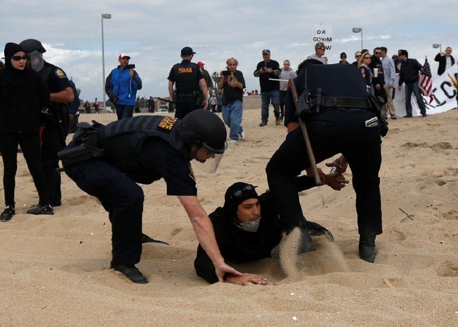 Gülerek linç ettiler 9