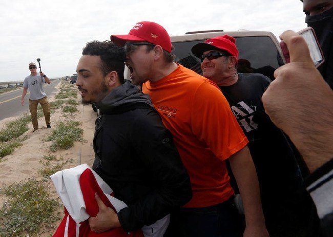 Gülerek linç ettiler 11