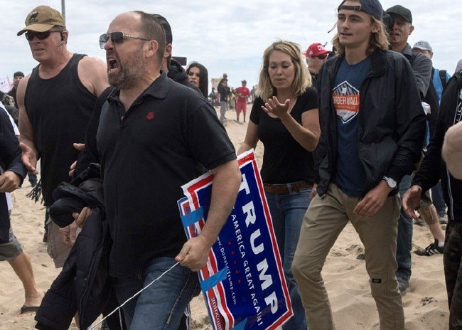 Gülerek linç ettiler 12