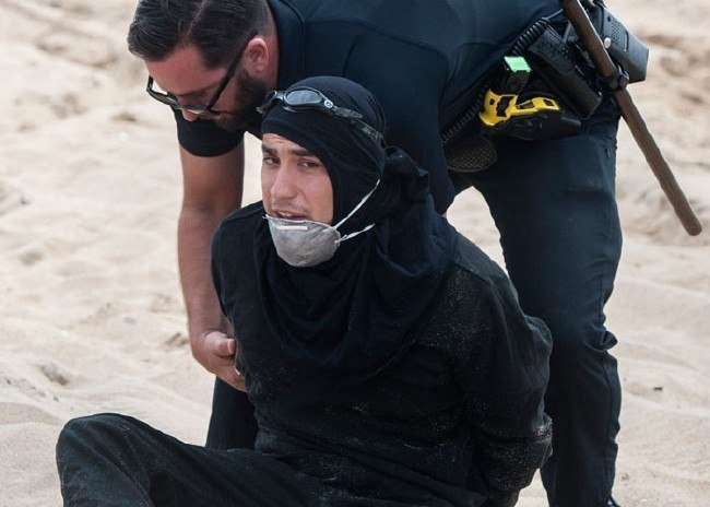 Gülerek linç ettiler 14