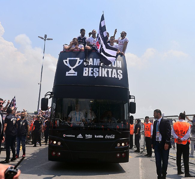 Beşiktaş'ın şampiyonluk kutlamasından kareler 53