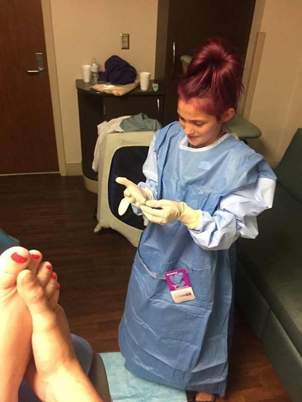 12 yaşındaki kız kardeşinin doğumuna yardım etti 1