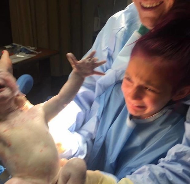 12 yaşındaki kız kardeşinin doğumuna yardım etti 4