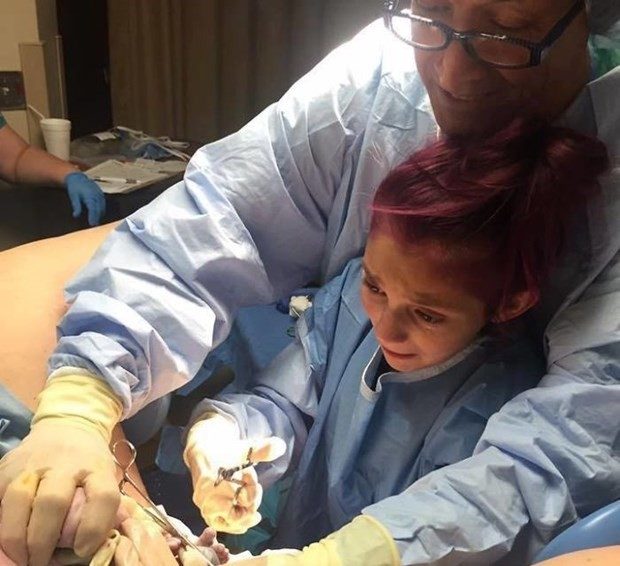 12 yaşındaki kız kardeşinin doğumuna yardım etti 5