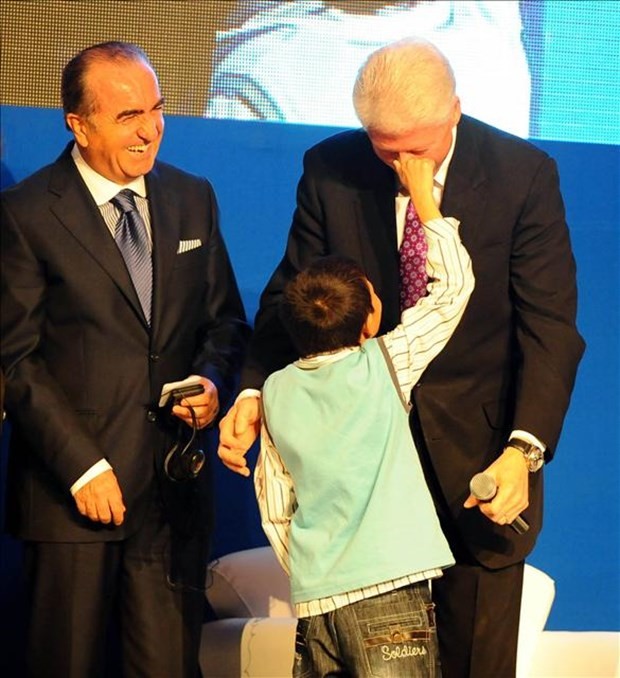 Bill Clinton'ın burnunu sıkan Erkan bebek 18 yaşında 3