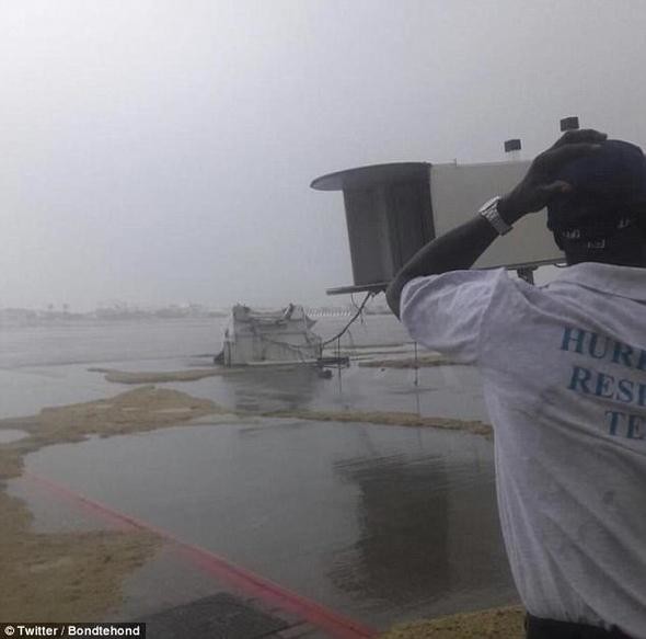 Dünyaca ünlü plaj kasırgadan yok oluyor 10