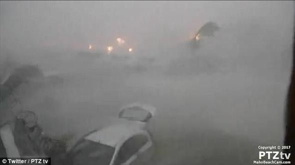 Dünyaca ünlü plaj kasırgadan yok oluyor 12