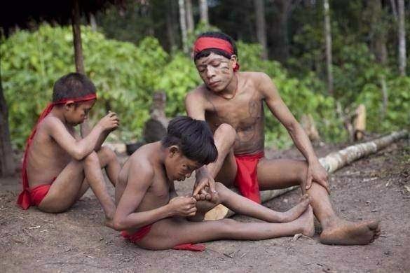 Amazon ormanlarındaki kabile ilk kez görüntülendi 10