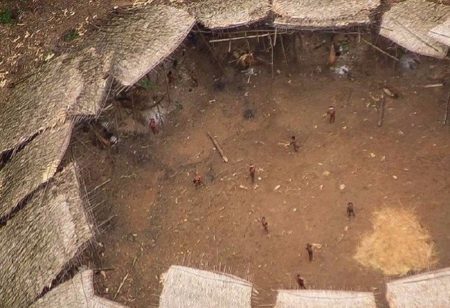 Amazon ormanlarındaki kabile ilk kez görüntülendi 2