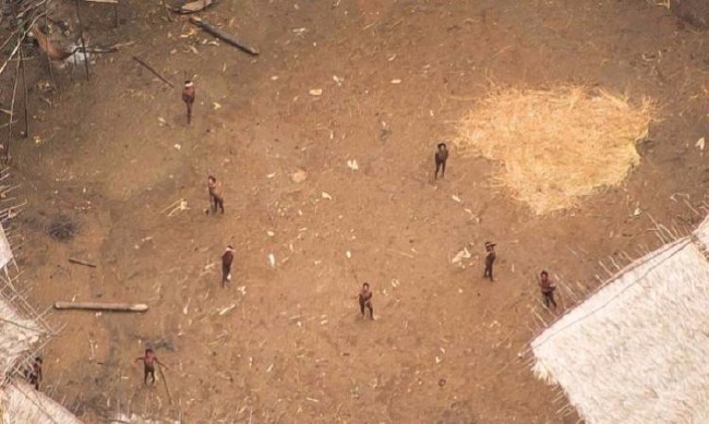 Amazon ormanlarındaki kabile ilk kez görüntülendi 4