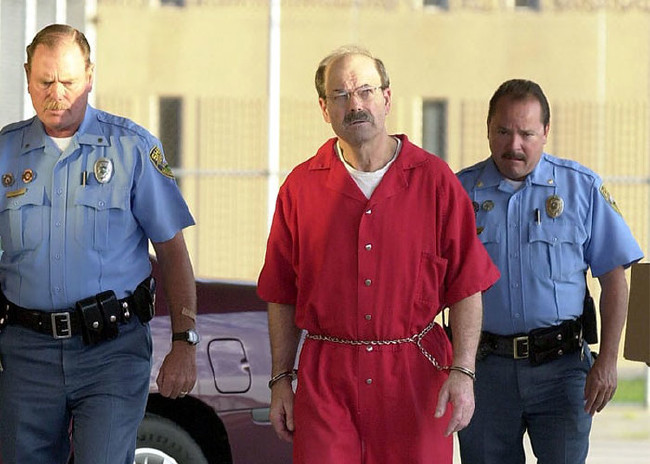 Cinayetlerine hayvanları katlederek başlamış 10 seri katil 9