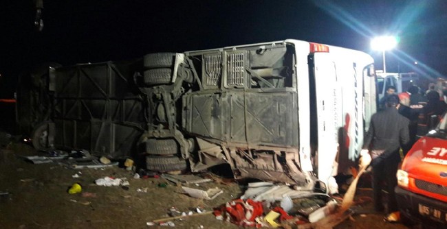 Van'da yolcu otobüsü devrildi 2 ölü, 21 yaralı 1