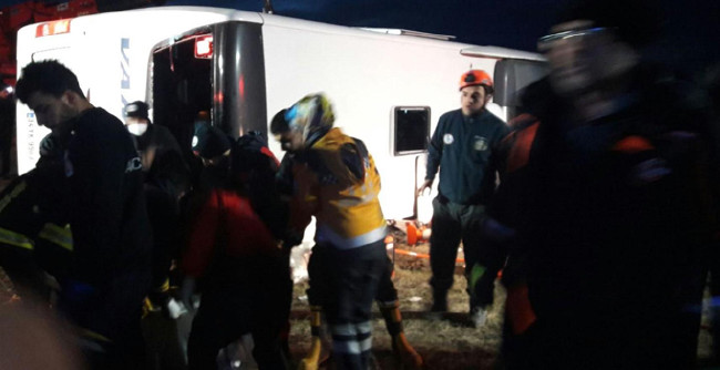 Van'da yolcu otobüsü devrildi 2 ölü, 21 yaralı 10