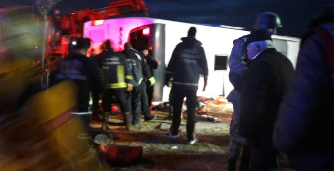 Van'da yolcu otobüsü devrildi 2 ölü, 21 yaralı 11