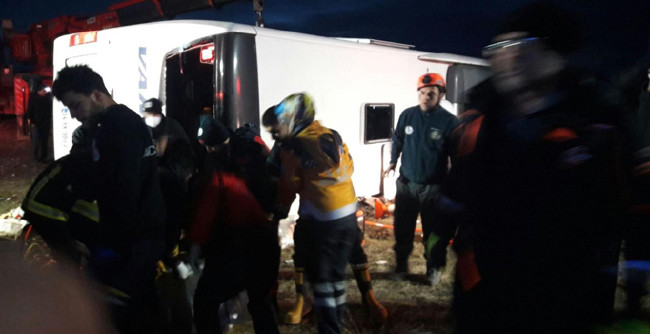 Van'da yolcu otobüsü devrildi 2 ölü, 21 yaralı 12