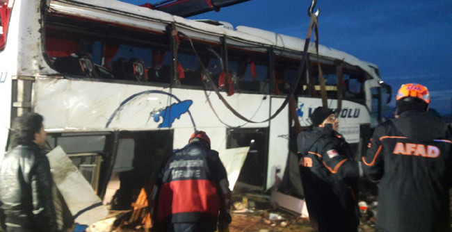 Van'da yolcu otobüsü devrildi 2 ölü, 21 yaralı 2