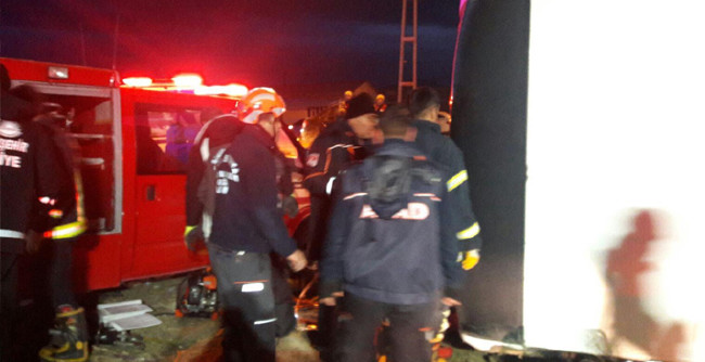 Van'da yolcu otobüsü devrildi 2 ölü, 21 yaralı 3