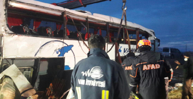 Van'da yolcu otobüsü devrildi 2 ölü, 21 yaralı 4