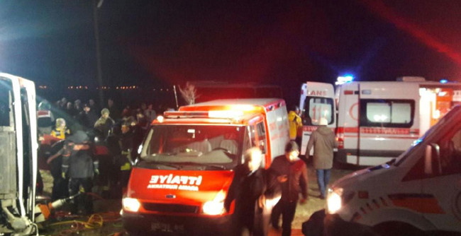 Van'da yolcu otobüsü devrildi 2 ölü, 21 yaralı 5