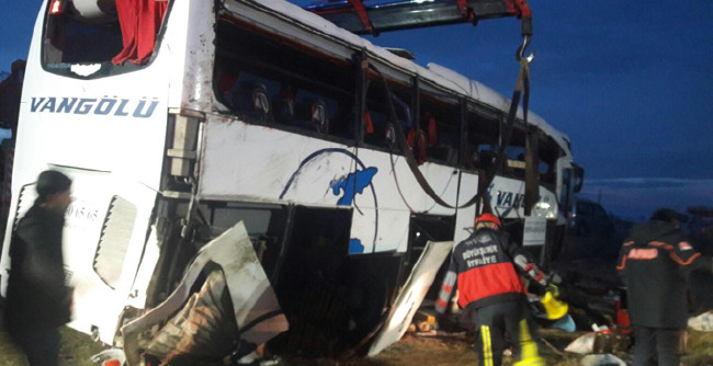 Van'da yolcu otobüsü devrildi 2 ölü, 21 yaralı 6