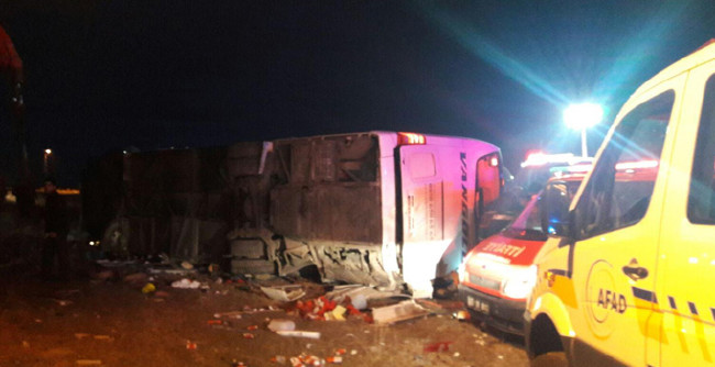 Van'da yolcu otobüsü devrildi 2 ölü, 21 yaralı 9