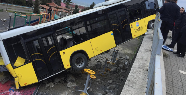 Şoför ihtiyaç molası için otobüsü rampada bırakınca 2