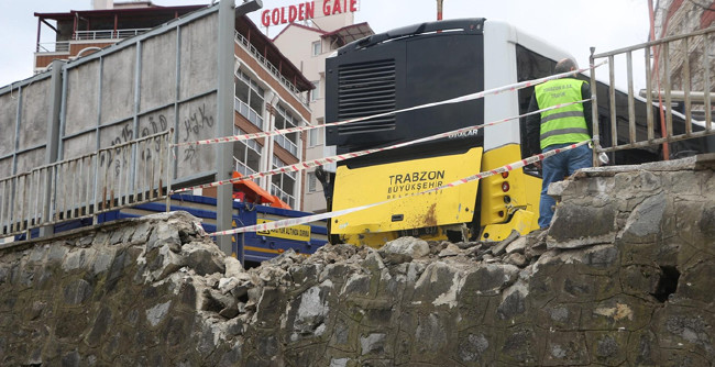 Şoför ihtiyaç molası için otobüsü rampada bırakınca 3